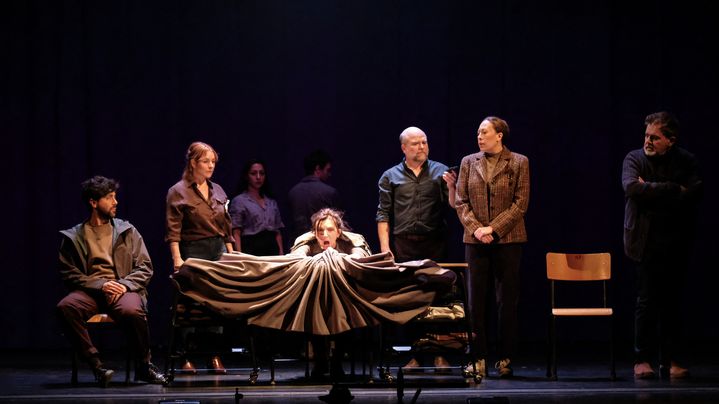 Des acteurs performent "Projet Polytechnique", une pièce de théâtre documentaire jouée à Montréal. (YVES RENAUD / THEATRE DU NOUVEAU MONDE / AFP)