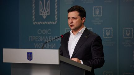 Le président ukrainien, Volodymyr Zelensky, lors d'une conférence de presse à Kiev, le 24 février 2022. (HANDOUT / UKRAINE PRESIDENCY / AFP)