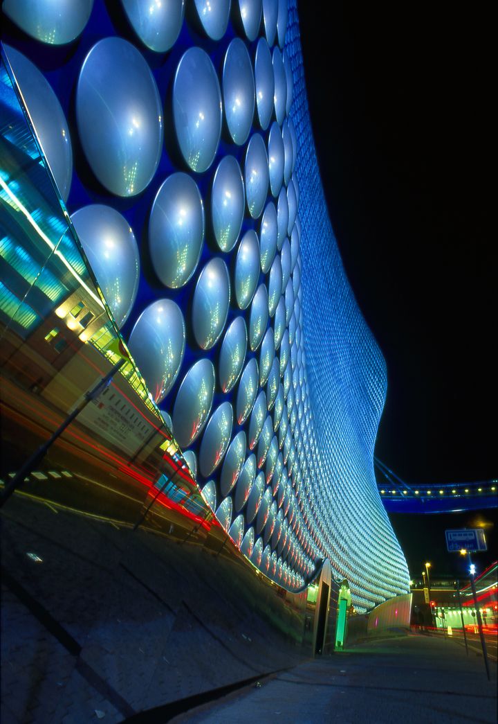 Exposition "La Saga des grands magasins. De 1850 à nos jours" à la Cité de l'architecture et du patrimoine : Selfridges Birmingham, Jan Kaplicky et Amanda Levete. Future Systems, 2003. (SOREN AAGAARD)