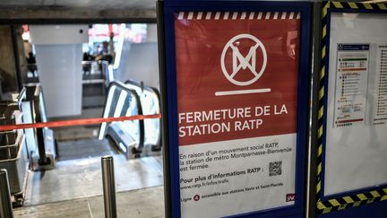 Une station de métro fermée à la gare Montparnasse, à Paris, le 2 janvier 2020. (STEPHANE DE SAKUTIN / AFP)