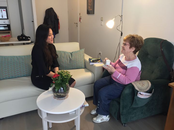 Victoria Nguyen, directrice de la résidence seniors de Saint-Mandé (Val-de-Marne) et Colette Gerbi, une des locataires, le 10 avril 2019. (NOEMIE LECLERCQ / FRANCE INFO)