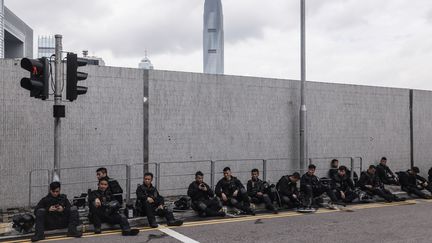 Les policiers se reposent à proximité des manifestations. (DALE DE LA REY / AFP)