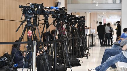 Des caméras installées devant l'entrée de la salle d'audience de la cour d'assises spécialement composée pour le procès des attentats de janvier 2015, au tribunal judiciaire de Paris, le 9&nbsp;septembre 2020.&nbsp; (STEPHANE DE SAKUTIN / AFP)