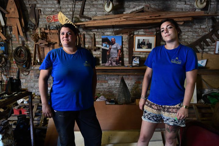 Elena Tramontin et Elisabetta Tramontin, petite-filles du célèbre fabricant de gondoles Domenico Tramontin dans leur atelier à Venise le 27 mai 2020 (MIGUEL MEDINA / AFP)