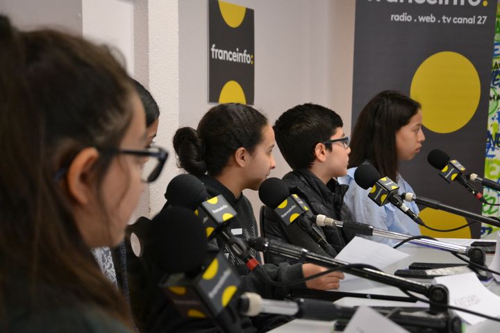 Avant le jour J, les élèves avaient réfléchi à des questions sur le sujet avec leur enseignant. Juste avant l'enregistrement, la journaliste Céline Asselot a préparé l'émission avec eux et leur a donné quelques conseils avant de passer au micro. (ESTELLE FAURE / FRANCEINFO - RADIOFRANCE)