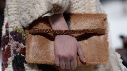 Sac en fourrure Valentino à la Paris Fashion Week automne-hiver 2014-15
 (Dominique Charriau / Contributeur)