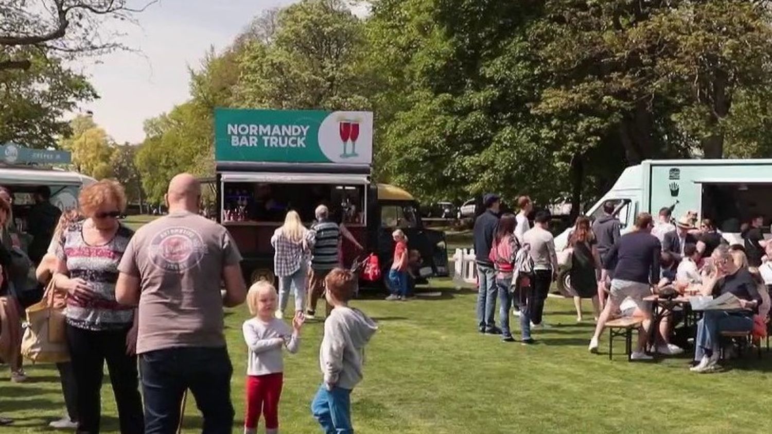 Food trucks crossed the canal to win back English tourists