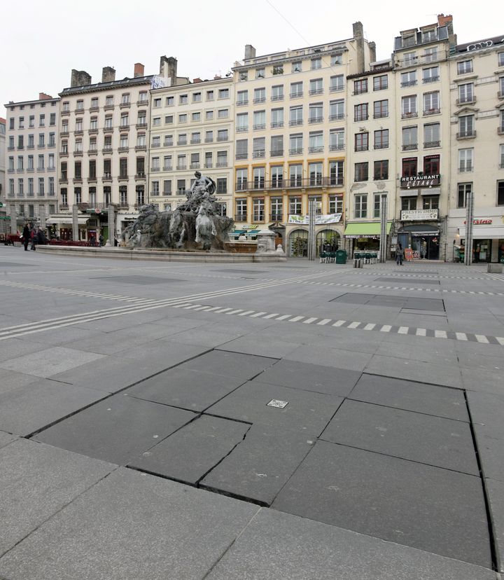 Cette photo prise en 2010 montre une pierre fissur&eacute;e, sur la place des Terreaux de Lyon (Rh&ocirc;ne).&nbsp; (MAXPPP)