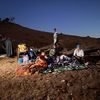 Une famille sur un terrain vague de Tahannaout, au Maroc, le 9 septembre 2023. (ROBIN PRUDENT / FRANCEINFO)