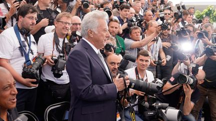 De retour sur le devant de la scène, la légende du 7e art américain Dustin Hoffman est à Cannes pour défendre "The Meyerowitz Stories", le dernier projet de Noah Baumbach, en compétition officielle. Accompagné d'Emma Thompson, Ben Stiller et Adam Sandler, l'acteur s'est lâché durant le photocall et a décidé de se faire passer pour un photographe de presse. 
 (Olivier Morin / AFP)