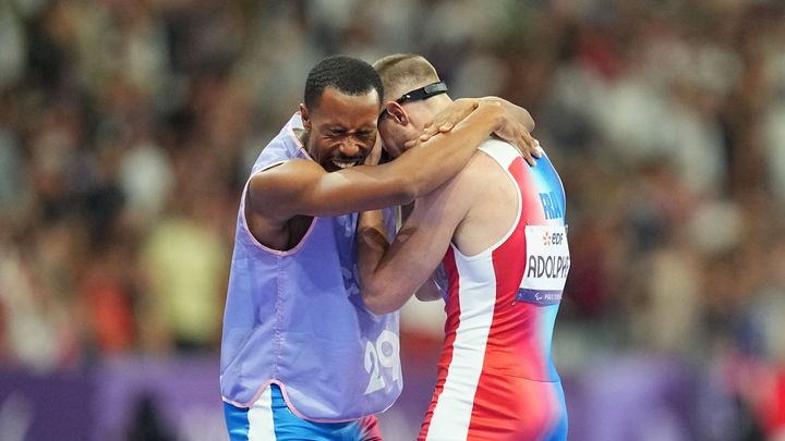 La détresse de Timothée Adolphe dans les bras de son guide sur 400 m Jeffrey Lami, le 1er septembre 2024 au Stade de France. (ULRIK PEDERSEN/CAL SPORT MEDIA/S / SIPA)