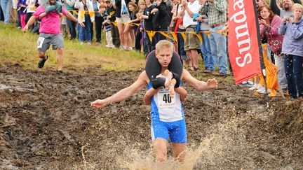 Le couple de Finlandais vainqueur d'un championnat de porter d'&eacute;pouse &agrave; Newry (Maine, Etats-Unis), le 6 octobre 2012. (AMBER WATERMAN / AP / SIPA)