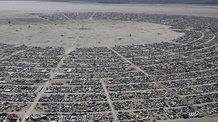 Vue a&eacute;rienne du festival Burning Man dans le d&eacute;sert de Black Rock (Nevada, Etats-Unis), le 27 ao&ucirc;t 2014. (JIM URQUHART / REUTERS)