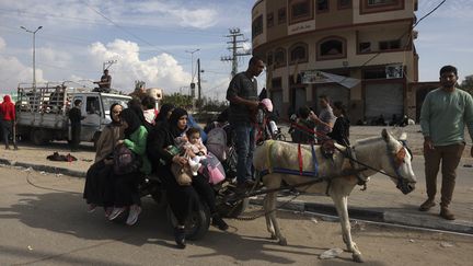 Une famille palestinienne fuit les bombardements israéliens à Gaza, le 14 novembre 2023. (MOHAMMED ABED / AFP)