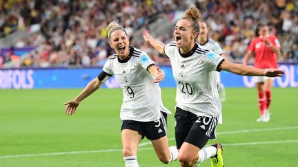 Lina Magull (à droite) et Svenja Huth (à gauche) célèbrent l'ouverture du score, lors du match Allemagne-Autriche, le 21 juillet 2022. (SEBASTIAN GOLLNOW / AFP)