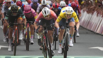 La Néerlandaise Charlotte Kool en jaune à l'arrivée de la deuxième étape du Tour de France femmes, le 13 août 2024. (PETER DEJONG/AP/SIPA / SIPA)