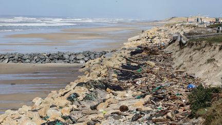 La c&ocirc;te &agrave; Lacanau (Gironde) apr&egrave;s le passage d'une temp&ecirc;te, le 5 mars 2014. (MAXPPP)