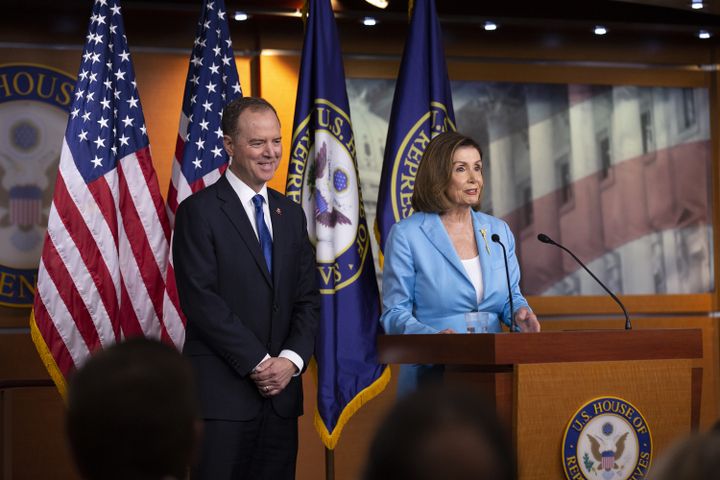 Les élus démocrates Adam Schiff et Nancy Pelosi, meneurs de la procédure de destitution engagée contre Donald Trump, lors d'une conférence de presse à Washington (Etats-Unis), le 2 octobre 2019. (STEFANI REYNOLDS / CONSOLIDATED NEWS PHOTOS / AFP)