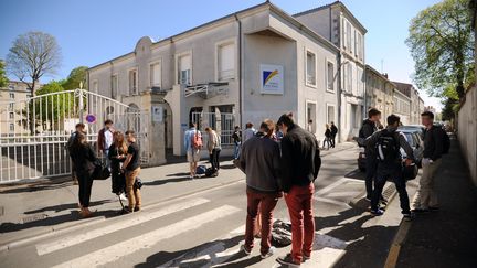 Devant le lyc&eacute;e F&eacute;nelon-Notre-Dame de La Rochelle, le 14 avril 2014. (XAVIER LEOTY / AFP)