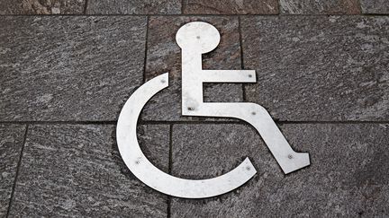 Un logo indiquant un trottoir accessible aux personnes en fauteuil roulant à Auch (Gers), le 19 mai 2023. (JEAN-MARC BARRERE / HANS LUCAS / AFP)