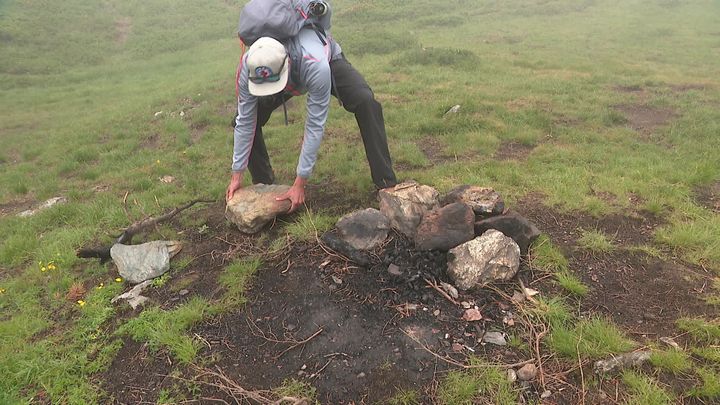 Sur les "places de feu", la végétation peut mettre des années à revenir. (France 3 Alpes)