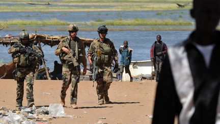 Des soldats fran&ccedil;ais patrouillent &agrave; Gao, dans le nord du&nbsp;Mali, le 30 janvier 2013. (SIA KAMBOU / AFP)