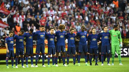 Les joueurs de Manchester United observent une minute de silence avant la finale de la Ligue Europa, le 24 mai 2017 à Stockholm, en mémoire des victimes de l'attentat de Manchester. (JONATHAN NACKSTRAND / AFP)