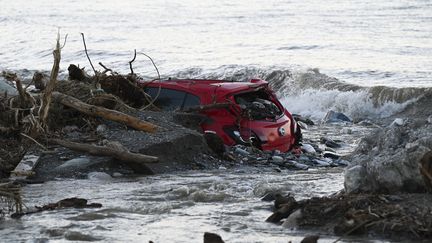 Une voiture échouée après le passage de la tempête Daniel, à Agios Ioanis (Grèce), le 9 septembre 2023. (ALEXANDROS ALAMANIOTIS / SOOC / AFP)