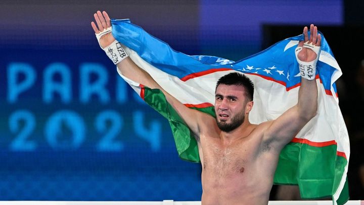 Le boxeur ouzbek Bakhodir Jalolov après sa victoire en finale des +92 kg aux Jeux olympiques de Paris, le 10 août 2024. (MOHD RASFAN / AFP)