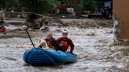 Ces membres des équipes de secours ont sauvé un chien des eaux, à Jesenik (République tchèque), le 15 septembre 2024. (LUKAS KABON / ANADOLU / AFP)