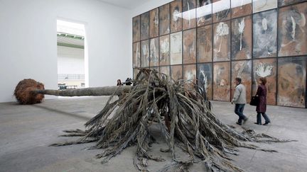 Parmi les diff&eacute;rentes &oelig;uvres expos&eacute;es, ces trente toiles aux teintes terreuses inspir&eacute;es du "Voyage au bout de la nuit" de Louis-Ferdinand C&eacute;line. En 5 semaines, l'installation attire plus de 135 000 visiteurs. (MICHEL EULER / AP / SIPA)