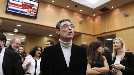 Patrick Devedjian dans son QG en train de regarder les r&eacute;sultats de sa circonscription, lors de l'&eacute;lection l&eacute;gislative partielle du 16 d&eacute;cembre 2012.&nbsp; (FRANCOIS GUILLOT / AFP)