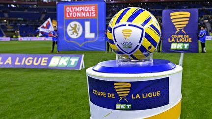 Le trophée de la Coupe de la Ligue avec le sponsor BKT, à Lyon, le 8 janvier 2020. (ST?PHANE GUIOCHON / MAXPPP)