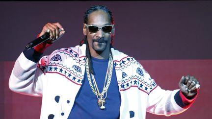 Le rappeur californien Snoop Dogg lors d'un concert &agrave; un d&eacute;fil&eacute; de la marque de lingerie Etam, durant la Fashion Week &agrave; Paris, le 3 mars 2015. ( CHARLES PLATIAU / REUTERS)