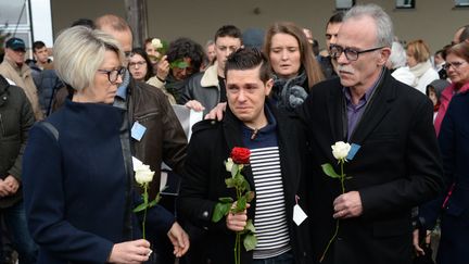 Isabelle Fouillot&nbsp;et Jean-Pierre Fouillot, les parents d'Alexia Daval, encadren Jonathann Daval lors de la marche silencieuse en hommage à la jeune femme le 5 novembre 2017. (SEBASTIEN BOZON / AFP)