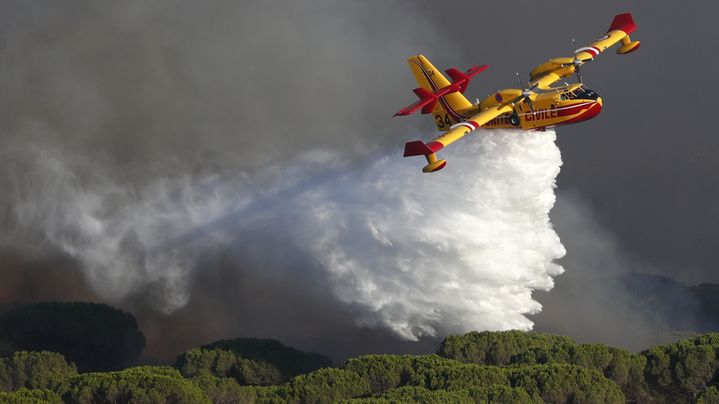 Un bombardier d'eau Canadair&nbsp;CL-415 en plein largage d''eau&nbsp;sur un feu de forêt au Cannet des Maures dans le Var, en France, le 17 août 2021.&nbsp; (GUILLAUME HORCAJUELO / EPA / VIA MAXPPP)