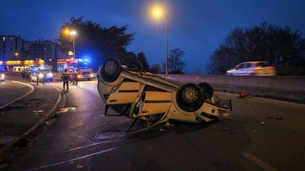 Un accident de la route, le 24 décembre 2018, près de Tours (Indre-et-Loire). (GUILLAUME SOUVANT / AFP)