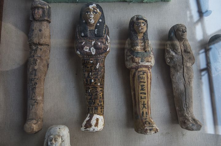 Petites statues funéraires en bois, argile et roche calcaire retrouvées en Egypte dans la tombe d'un orfèvre consacré au dieu Amon, 9 septembre 2017.
 (Khaled Desouki / AFP)