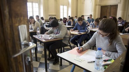 Des lycéens durant le baccalauréat (photo d'illustration). (VINCENT ISORE/IP3 / MAXPPP)