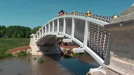 Le pont aux boules d'or du domaine de Méréville (Essonne)  créé par Jean-Michel Othoniel (France 3 Paris-Ile-de-France)