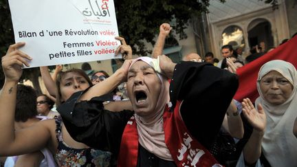 Manifestation &agrave; Tunis (Tunisie) apr&egrave;s le viol d'une femme par des policiers, le 2 octobre 2012. (FETHI BELAID / AFP)