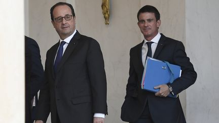 François Hollande et Manuel Valls, sortant&nbsp;du Conseil des ministres, le 23 novembre 2016 à Paris. (STEPHANE DE SAKUTIN / AFP)