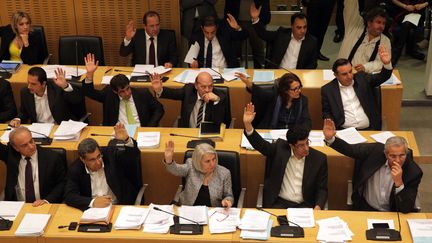 Les d&eacute;put&eacute;s chypriotes se prononcent sur le plan de sauvetage du pays, le 22 mars 2013 &agrave; Nicosie. (YIANNIS KOURTOGLOU / AFP)