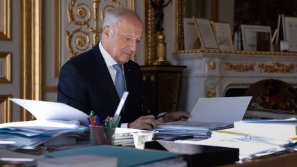 Le président du Conseil constitutionnel, Laurent Fabius, le 19 octobre 2023 à son bureau. (JOEL SAGET / AFP)