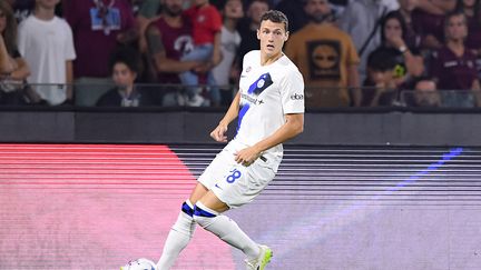 Benjamin Pavard en action avec l'Inter Milan lors du match de Serie A, sur le terrain de la Salernitana (Italie), le 30 septembre 2023. (GIUSEPPE MAFFIA / NURPHOTO)