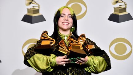 L'artiste californienne Billie Eilish pose avec ses Grammy Awards, à Los Angeles (Etats-Unis), le 26 janvier 2020. (ALBERTO E. RODRIGUEZ / GETTY IMAGES NORTH AMERICA / AFP)