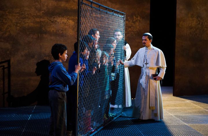 Le pape Innocent III ne parvient pas à canaliser le mouvement des enfants croisés.
 (Mirco Magliocca /Opéra national de Paris)