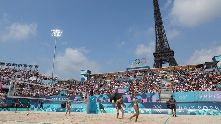 Le Stade olympique Tour Eiffel lors des épreuves de beach-volley le 2 août 2024. (THOMAS SAMSON / AFP)