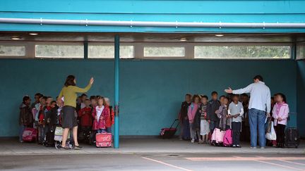 Des professeurs des &eacute;coles font l'appel lors de la rentr&eacute;e scolaire, le 5 septembre 2011, &agrave; l'&eacute;cole Moulin-Pergaud-Florian, &agrave; Lille (Nord). (PHILIPPE HUGUEN / AFP)