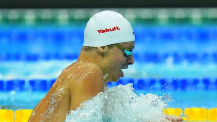 Le Français Léon Marchand en brasse, lors de la finale du 200 mètres 4 nages des championnats du monde de Budapest, le 22 juin 2022. (PETR DAVID JOSEK / AP)